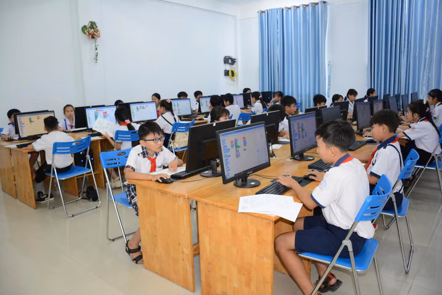 Thí sinh tham gia Hội thi Tin học trẻ tỉnh Cà Mau. Ảnh: Quách Mến