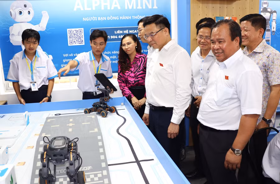 Lãnh đạo Petrovietnam và lãnh đạo UBND tỉnh Cà Mau tham quan phòng học STEM.