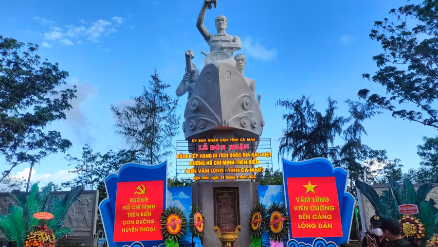 Tượng đài di tích Đường Hồ Chí Minh trên biển, điểm Bến Vàm Lũng, Cà Mau. (Ảnh: Quách Mến).