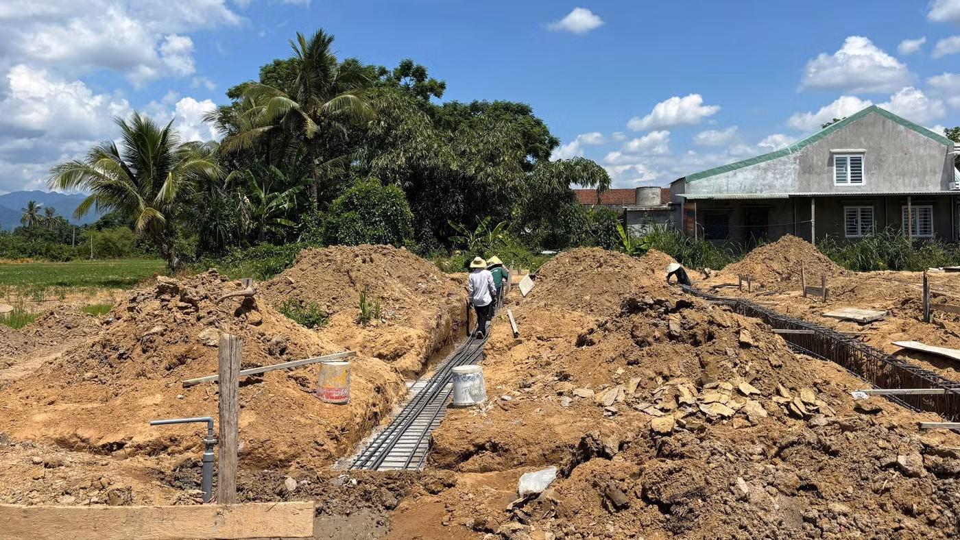 Công trình nhà tránh lũ cộng đồng được thi công tại thôn Phú Hữu.