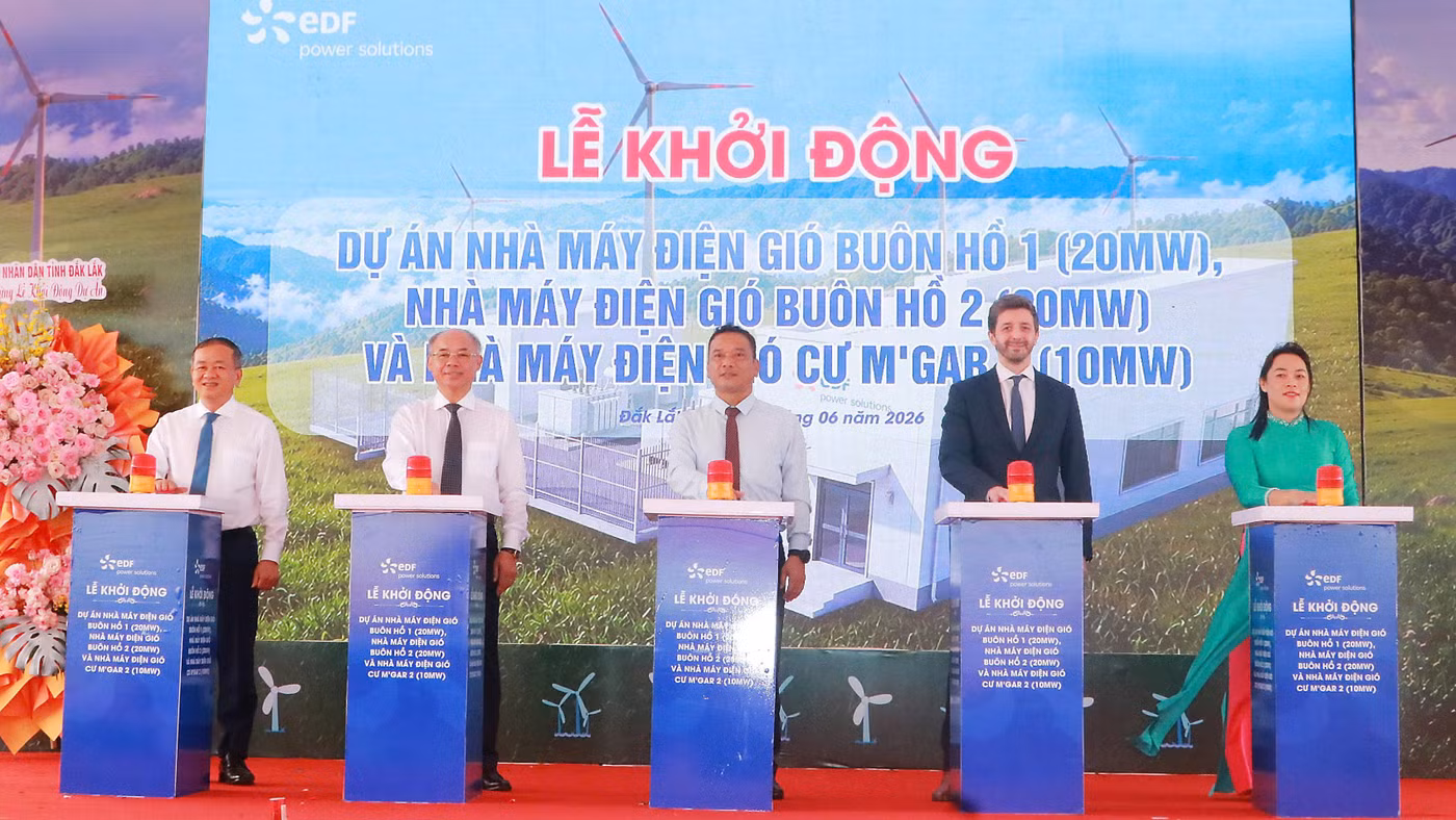 Các đại biểu bấm nút động thổ các dự án điện gió.