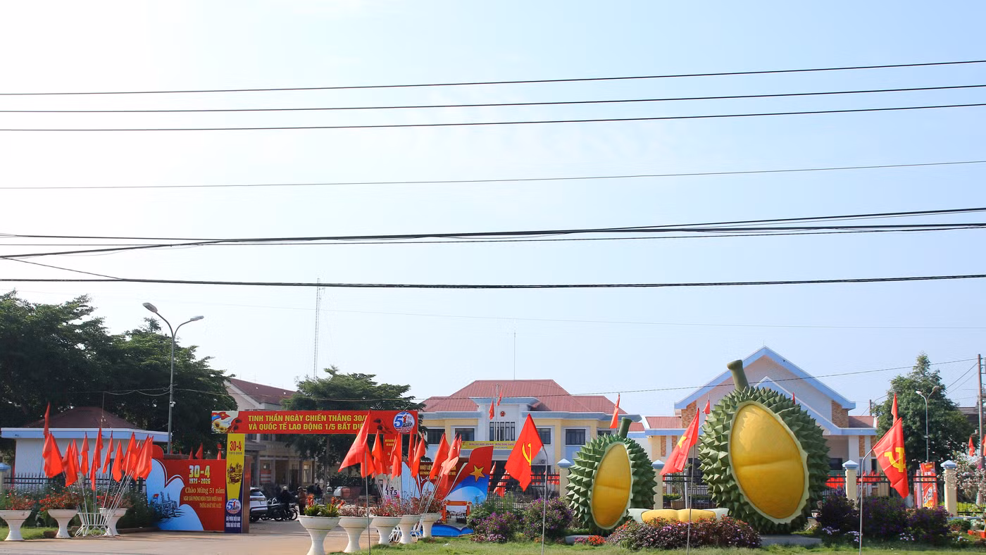Biểu tượng trái sầu riêng đặt trước trụ sở UBND xã Ea Knuếc thể hiện định hướng phát triển cây trồng chủ lực của địa phương.