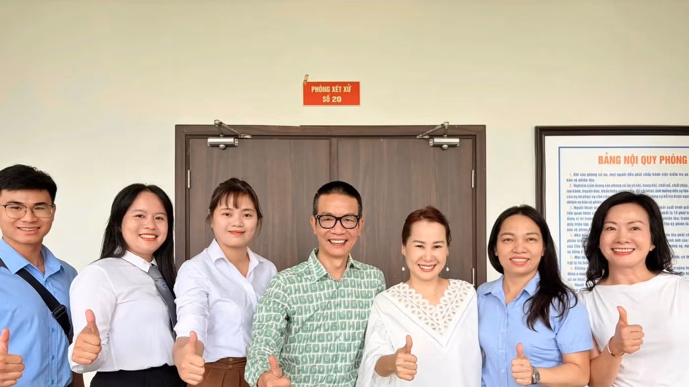 Nhạc sĩ Giáng Son, Nguyễn Vĩnh Tiến cùng các luật sư và cộng sự quyết theo đuổi vụ kiện đến cùng - Ảnh: NVCC.