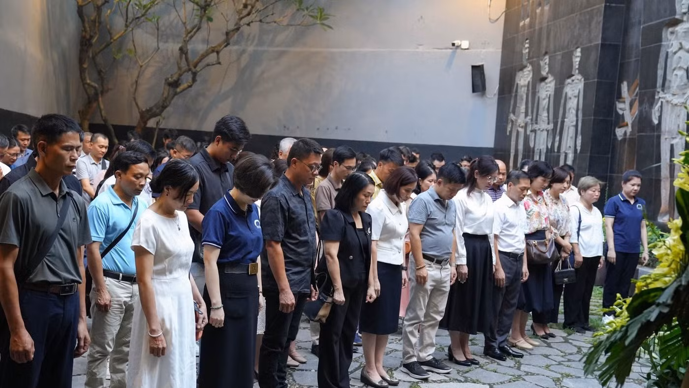 Lễ dâng hương tri ân các anh hùng liệt sĩ, chiến sĩ yêu nước đã hi sinh tại nhà tù Hỏa Lò.
