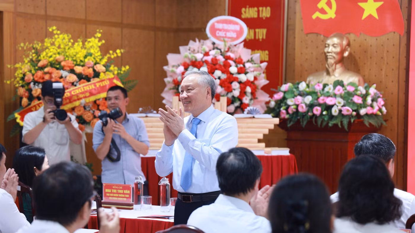 GS. TS Nguyễn Hòa Bình, nguyên Phó Thủ tướng Thường trực Chính phủ cùng các đại biểu tham dự lễ ra mắt cuốn sách.