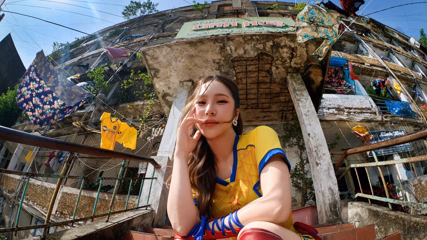 Hương Tràm trong MV "Gái Nghệ".