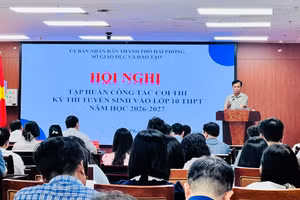Lãnh đạo phòng Quản lý chất lượng phổ biến, hướng dẫn chi tiết quy chế coi thi, các tình huống phát sinh trong quá trình tổ chức thi.
