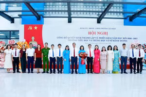Đại biểu khách mời chụp hình lưu niệm cùng Ban Giám hiệu nhà trường.