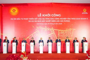 Các đại biểu nhấn nút khởi công dự án.