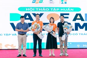 Các chuyên gia tham dự hội thảo tập huấn chuyên sâu Day of AI Vietnam nhận hoa chúc mừng từ Sở GD&ĐT Hải Phòng.