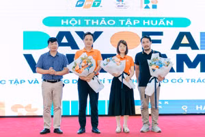 Các chuyên gia tham dự hội thảo tập huấn chuyên sâu Day of AI Vietnam nhận hoa chúc mừng từ Sở GD&ĐT Hải Phòng.