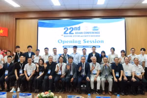 Các đại biểu chụp hình lưu niệm tại hội thảo.