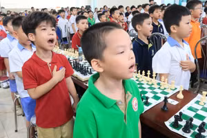 Các VĐV thực hiện nghi lễ Chào cờ.