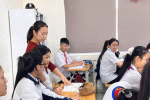 Cô trò Trường THCS An Dương, phường An Dương trong ôn tập. 