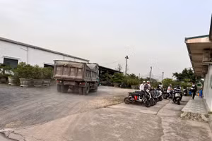 Xe chở vật liệu qua lại khu vực học tập của học sinh khi theo học tại Công ty TNHH Giáo dục Đức Anh.