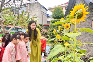 Cô trò Trường Mầm non An Dương, phường An Dương, TP Hải Phòng trong giờ vui chơi.