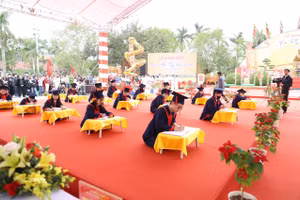 Học sinh khai bút đầu Xuân.