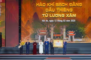 Phó thủ tướng Chính phủ Lê Thành Long trao Bằng xếp hạng di tích quốc gia đặc biệt Cụm di tích Từ Lương Xâm cho TP Hải Phòng.