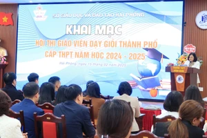 Chương trình khai mạc Hội thi GVDG thành phố cấp THPT năm học 2024-2025.