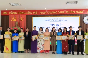 Lãnh đạo quận trao chứng nhận và tặng hoa cho giáo viên.