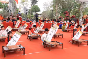 Giáo viên, học sinh Hải Phòng khai bút đầu xuân tại Đền thờ Tiến sĩ Lê Khắc Cẩn