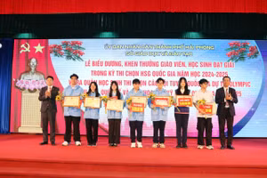 Lãnh đạo thành phố khen thưởng học sinh đạt giải Nhất.