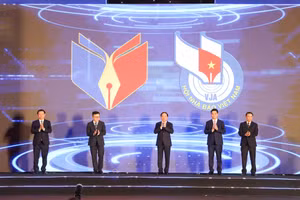 Các đại biểu nhấn nút khai mạc Hội Báo toàn quốc năm 2026.