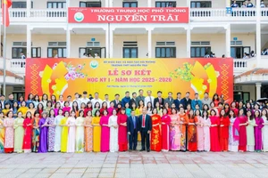 Tập thể cán bộ, giáo viên, nhân viên Trường THPT Nguyễn Trãi.