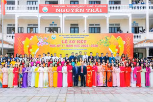 Tập thể cán bộ, giáo viên, nhân viên Trường THPT Nguyễn Trãi.