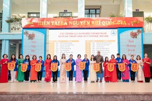 Cô trò với niềm vui đầu năm mới.