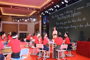 Cô trò cùng lên lớp tiết học: Tham gia lễ hội truyền thống địa phương.