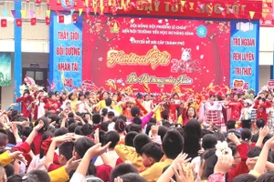 Học sinh hào hứng hát vang bài hát Tết là Tết.