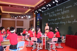 Cô trò cùng lên lớp tiết học: Tham gia lễ hội truyền thống địa phương.