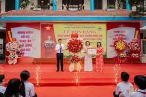 Ông Hoàng Minh Cường – Phó Chủ tịch UBND TP Hải Phòng trao Bằng công nhận Trường đạt chuẩn Quốc gia cho nhà trường.