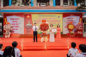 Ông Hoàng Minh Cường – Phó Chủ tịch UBND TP Hải Phòng trao Bằng công nhận Trường đạt chuẩn Quốc gia cho nhà trường.