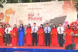 Lãnh đạo TP Hải Phòng cắt băng khai mạc sự kiện.