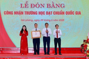 Lãnh đạo Sở GD&ĐT Hải Phòng trao Bằng công nhận trường học đạt chuẩn Quốc gia mức độ 2 cho Trường THPT Hồng Bàng.