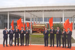 Lễ gắn biển công trình Trung tâm Hội nghị - Biểu diễn thành phố.