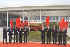 Lễ gắn biển công trình Trung tâm Hội nghị - Biểu diễn thành phố.