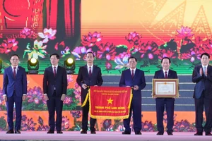 Chủ tịch nước Lương Cường trao danh hiệu “Thành phố Anh hùng” tặng Đảng bộ, chính quyền và Nhân dân thành phố Hải Phòng.