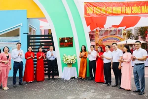 Lễ gắn biển Trường đạt chuẩn Quốc gia tại Trường Mầm non Hướng Dương.