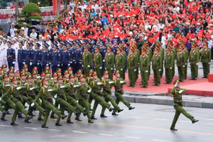 Chương trình diễu hành quần chúng diễn ra tại Quảng trường Nhà hát thành phố Hải Phòng sáng 11/5.