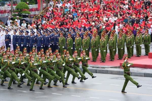Chương trình diễu hành quần chúng diễn ra tại Quảng trường Nhà hát thành phố Hải Phòng sáng 11/5.