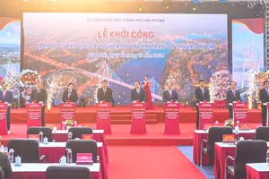 Các đại biểu nhấn nút khởi công dự án.