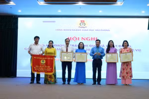 Tập thể, cá nhân nhận Cờ thi đua và Bằng khen của Tổng Liên đoàn Lao động Việt Nam.