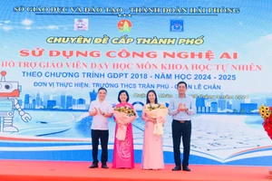 Lãnh đạo Sở GD&ĐT và UBND quận Lê Chân tặng hoa chúc mừng Trường THCS Trần Phú, giáo viên thực hiện tiết dạy minh hoạ.