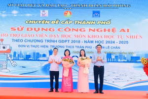 Lãnh đạo Sở GD&ĐT và UBND quận Lê Chân tặng hoa chúc mừng Trường THCS Trần Phú, giáo viên thực hiện tiết dạy minh hoạ.