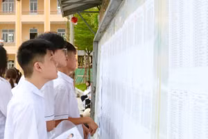 Thí sinh kiểm tra lại số báo danh tại Hội đồng thi Trường THPT Lê Chân.