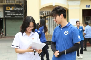 Thí sinh trước giờ "G" tại Hội đồng thi Trường THPT Ngô Quyền, quận Lê Chân, TP Hải Phòng (Ảnh Đàm Thanh).