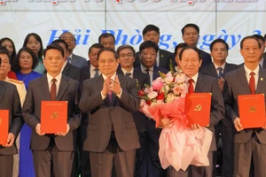 Thủ tướng Phạm Minh Chính trao Quyết định cho Bí thư Thành uỷ Hải Phòng Lê Tiến Châu.